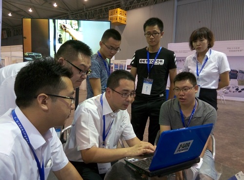 赫兹曼副总工程师Benny正在为客人详细介绍我司产品特点